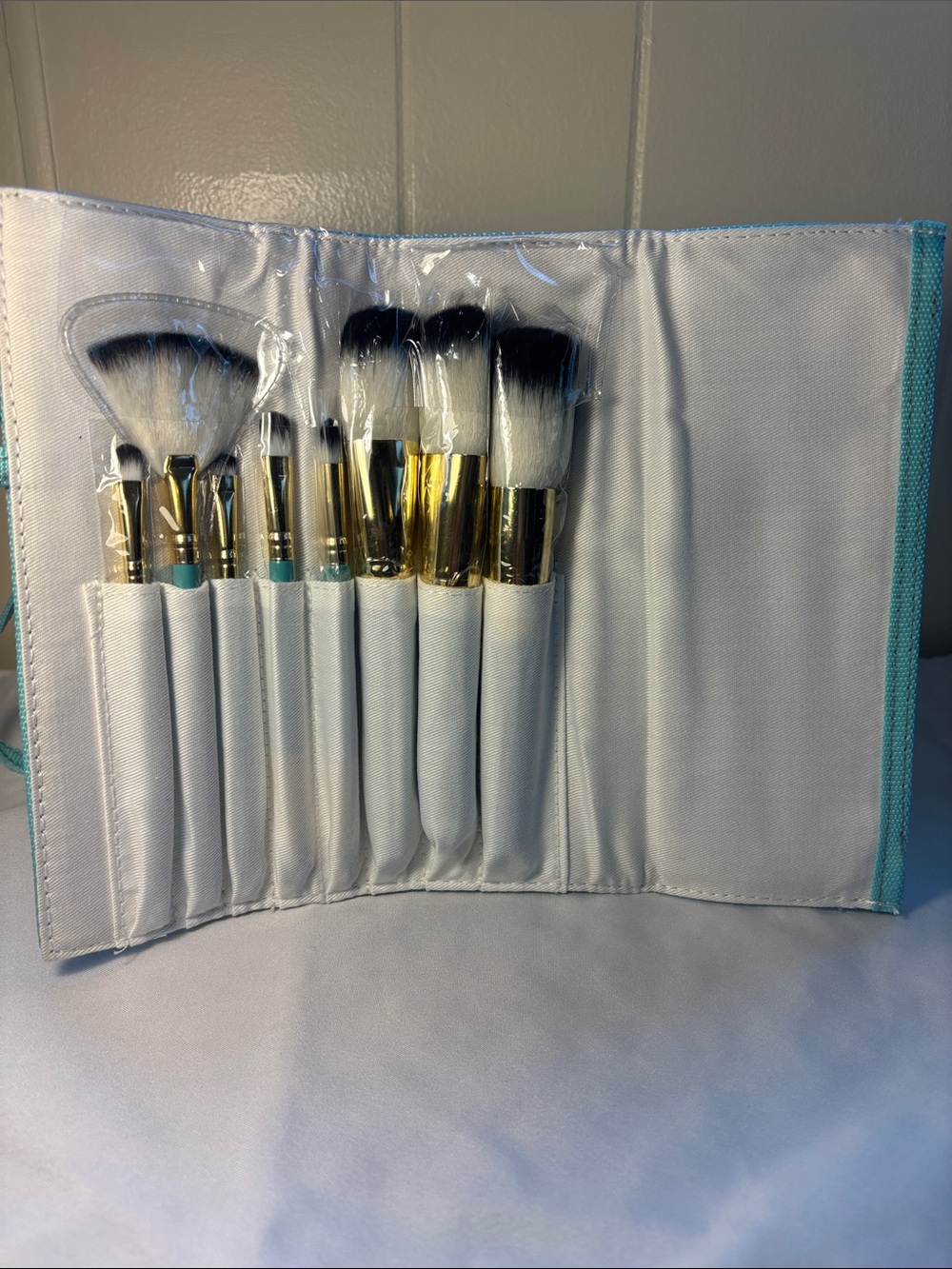 NWOT Carmindy & Co 8-Piece Makeup Brush Set with Roll-Up Case-Plastic On Brushes